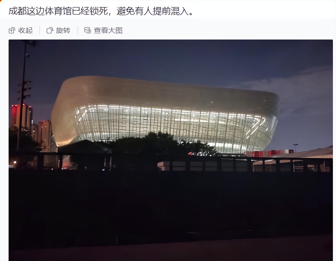 靴显得格外