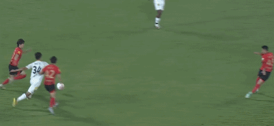 裁判出示黄, 侯煜踢到鲍, 甲级联赛 裁判出示黄, 侯煜踢到鲍, 甲级联赛